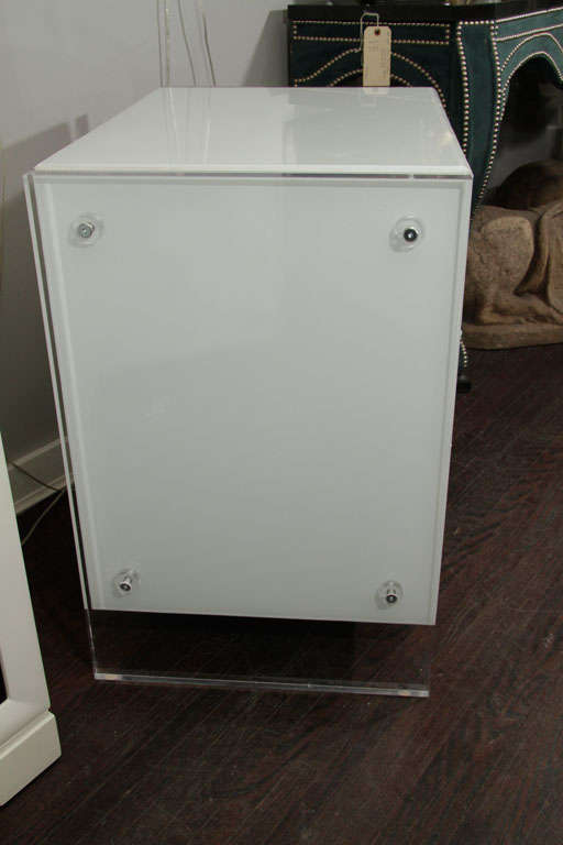 Modern Custom Pair of White Reverse Painted Glass & Lucite Nightstands For Sale