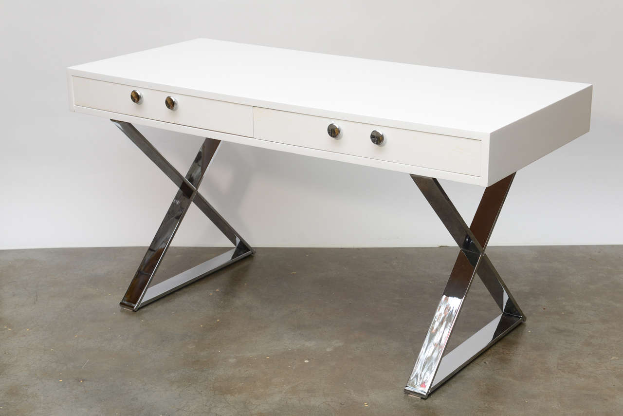 White Lacquered and Chrome Desk In Excellent Condition For Sale In West Palm Beach, FL