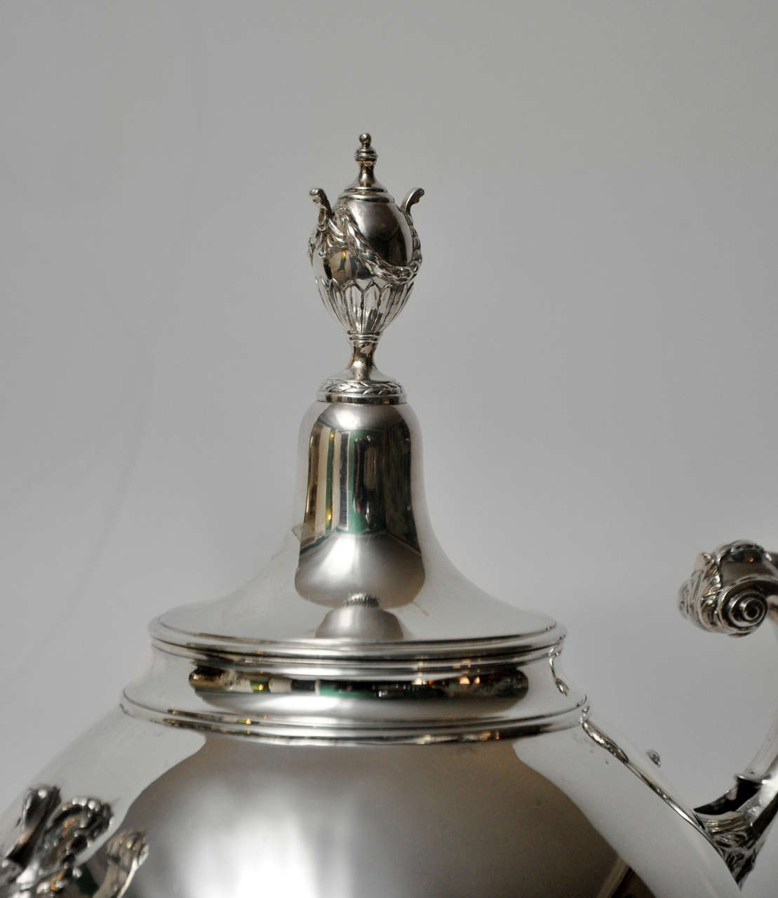 English Sterling Silver Ovoid Hot Water Urn, circa 1774 In Excellent Condition For Sale In Lake Forest, IL