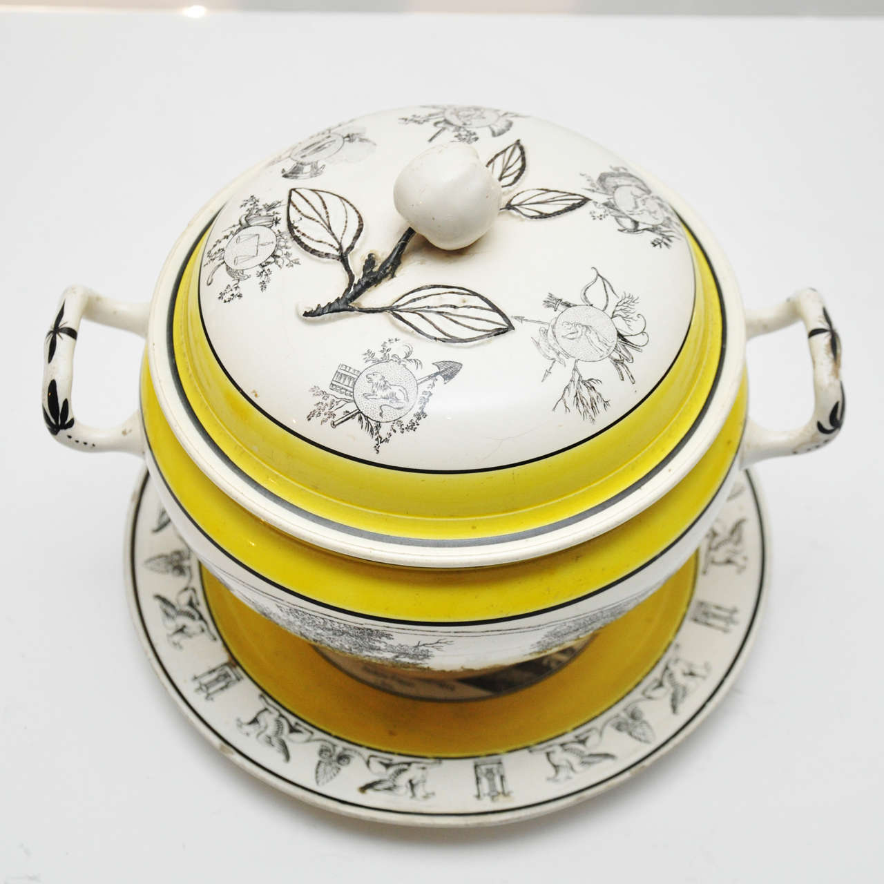 French Yellow and White Banded Creil Tureen, circa 1820 In Excellent Condition In Lake Forest, IL