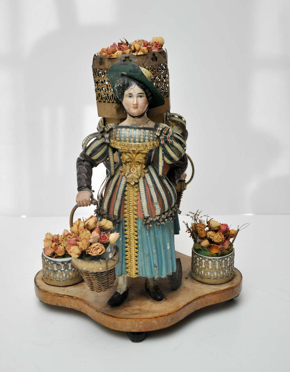 Fine Alsatian Tole Work Jardiniere of Gardening Ladies, France, circa 1860 In Good Condition For Sale In Lake Forest, IL