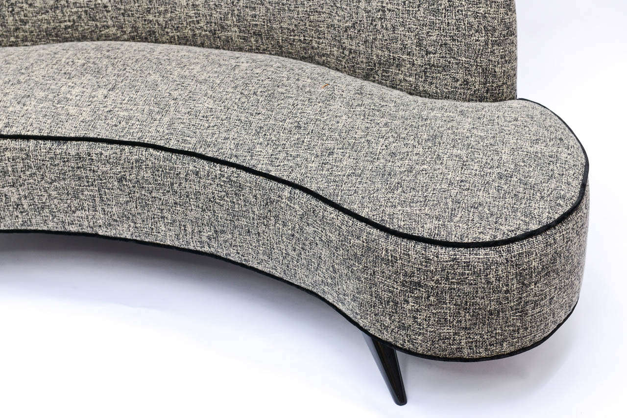 Nierenförmiges Sofa aus der Mitte des Jahrhunderts im Zustand „Hervorragend“ in Miami, FL
