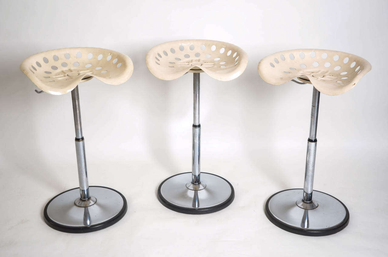 The iconic Fermigier bar stool produced by Mirima in the early 70s. The height is adjustable.