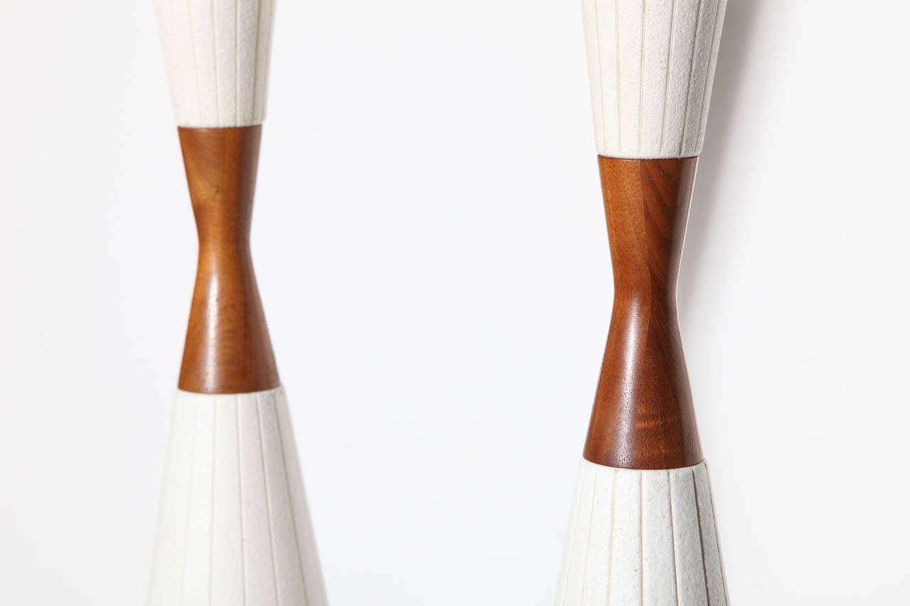 Substantial Pair White Incised Ceramic & Walnut Hourglass Table Lamps, C. 1960 For Sale 1