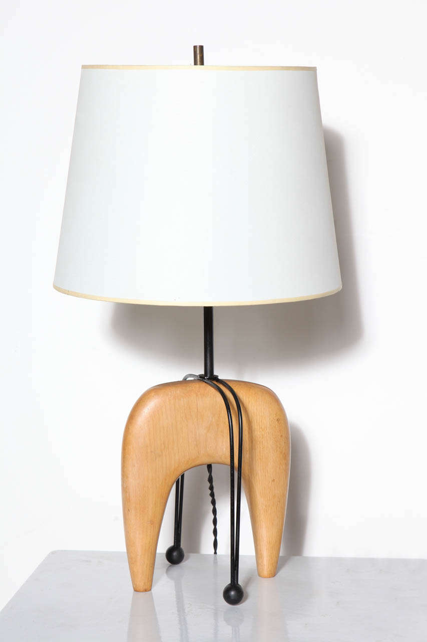 Sculptural Mid-Century Modern solid maple and black steel wire table lamp. Attributed to Westwood Lamps. Features a solid Maple horseshoe form accented by double black steel lacquered wire croquet over design with Black enameled Metal neck and round