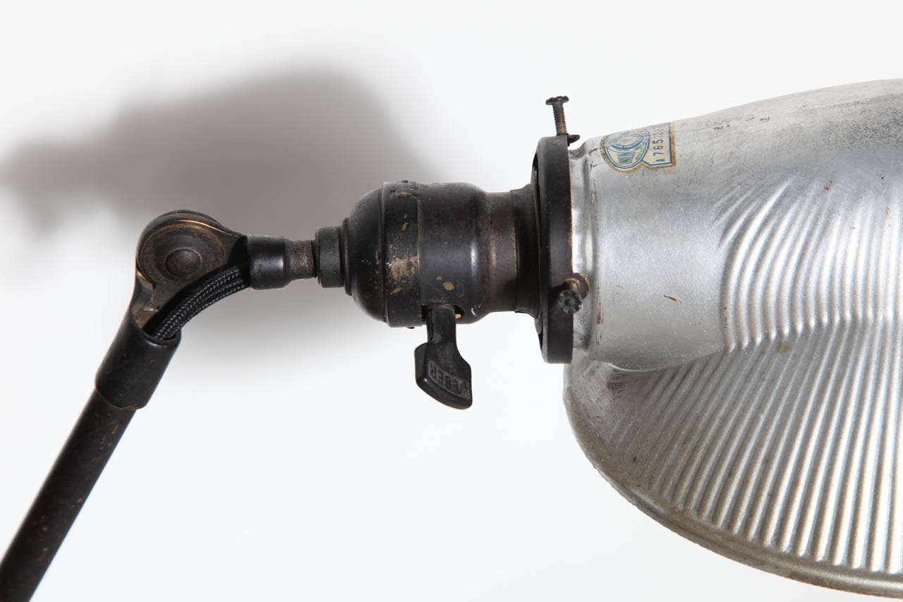 Américain Lampe de bureau réglable en laiton et fer blanc O. C. avec abat-jour en verre mercuré, vers 1900 en vente