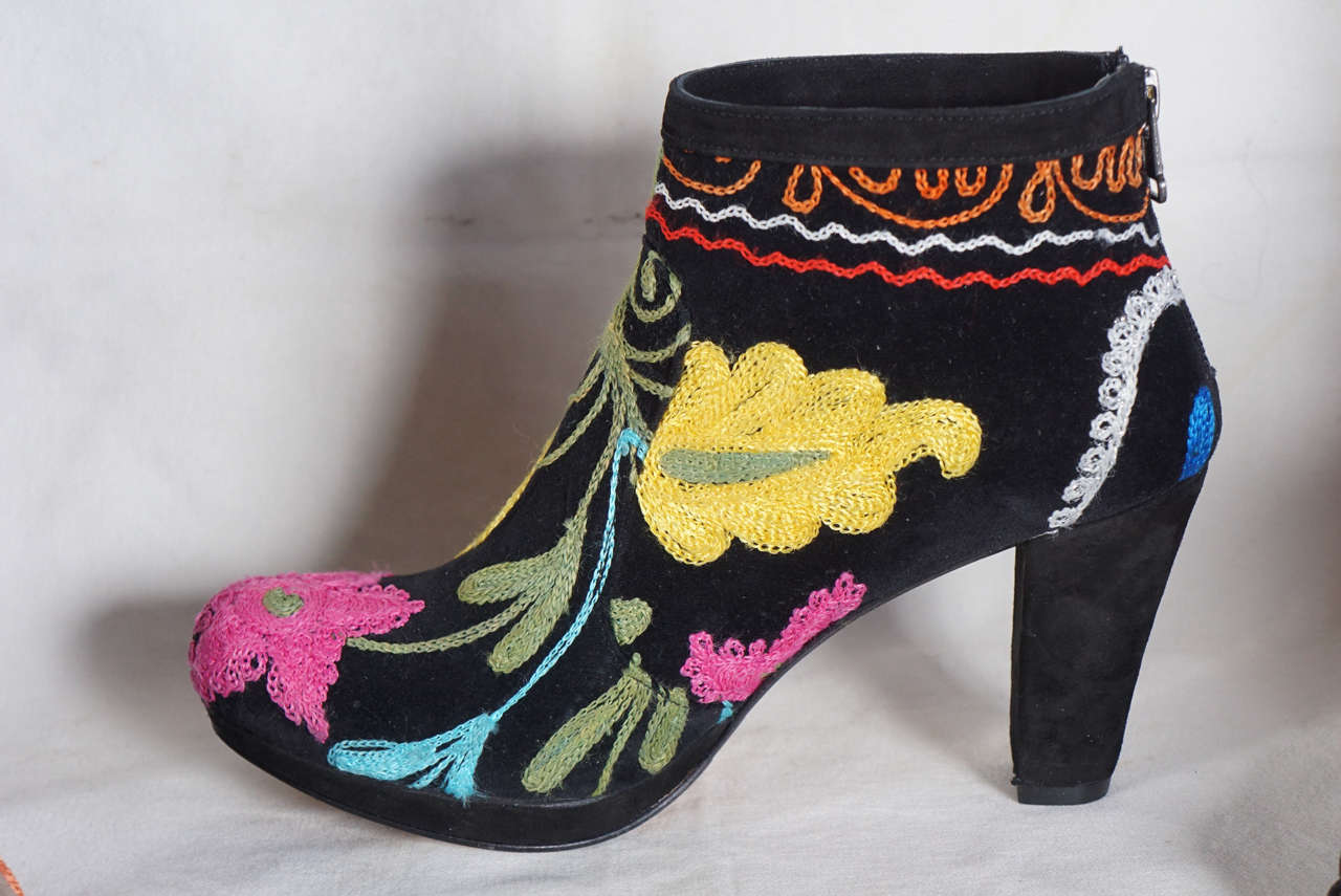 Turkish Suzani Boots and Gloves: Embroidered Silk on Italian Leather with Leather Soles For Sale