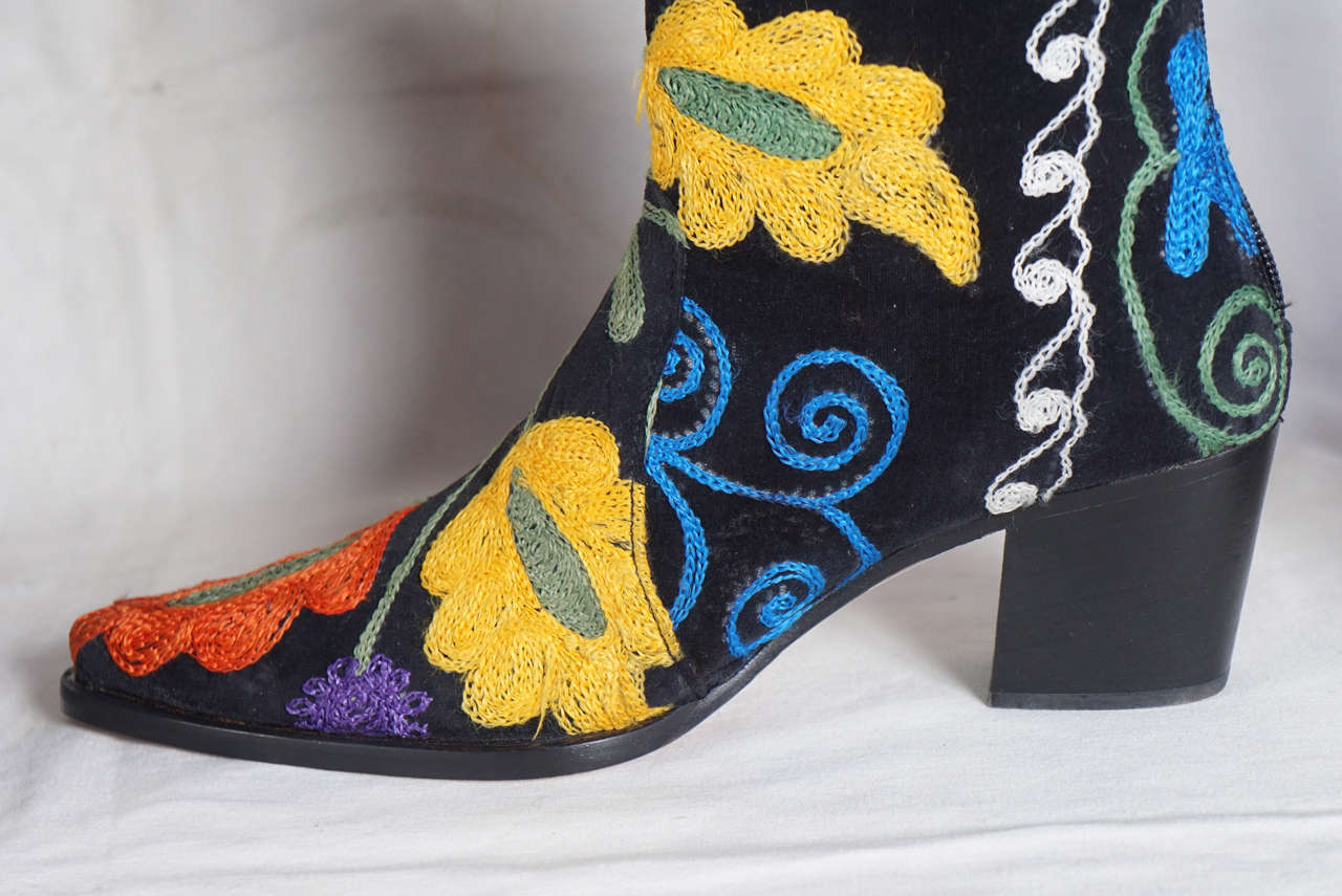 Suzani Boots and Gloves: Embroidered Silk on Italian Leather with Leather Soles For Sale 2