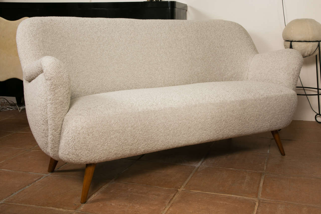 Style of Gio Ponti Set of One Couch and Two Chairs, Newly Covered In Excellent Condition For Sale In Paris, ile de france