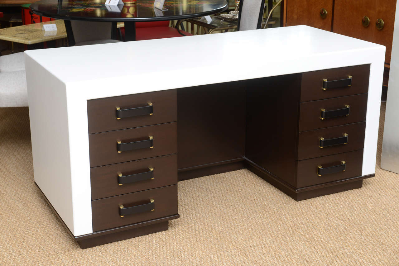 Rare bureau à huit tiroirs conçu par Paul Frankl pour la Johnson Furniture Co. de Grand Rapids, Michigan.
Plateau en liège remis à neuf et nouvellement laqué, en finition blanc laqué satiné.
Le corps du bureau est également en finition brun