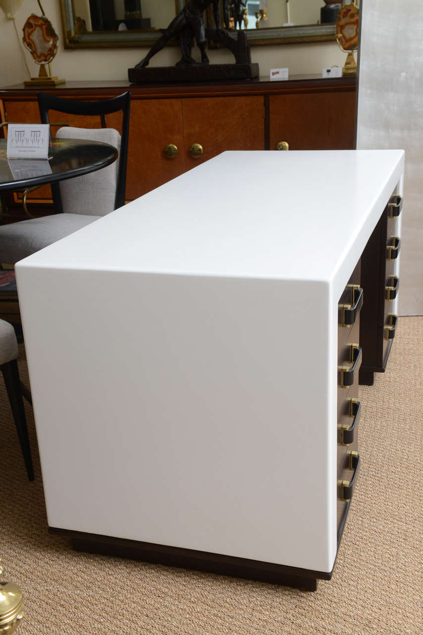 Bureau à huit tiroirs de style Art Déco de Paul Frankl des années 1940 par Johnson Furniture Co. en vente 1