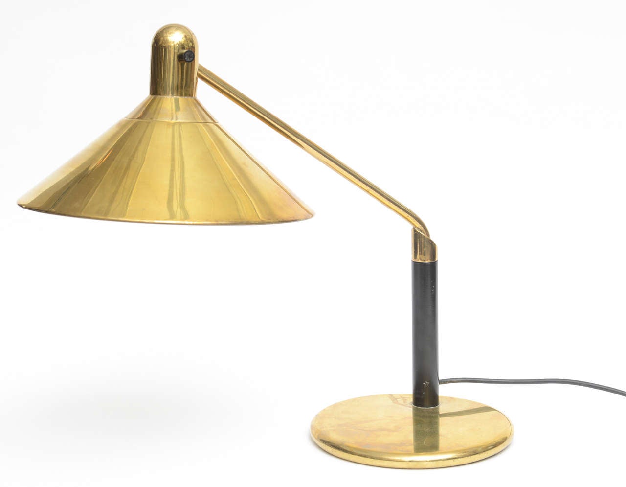 Golden Mid-Century Modern desk lamp, table lamp in brass, metal, enamel with swing arm.
The shade is adjustable and the inside is made out of enamel.
It is wired for the U.S. and uses a maximum 60 watt light bulb.
The desk lamp is in perfect