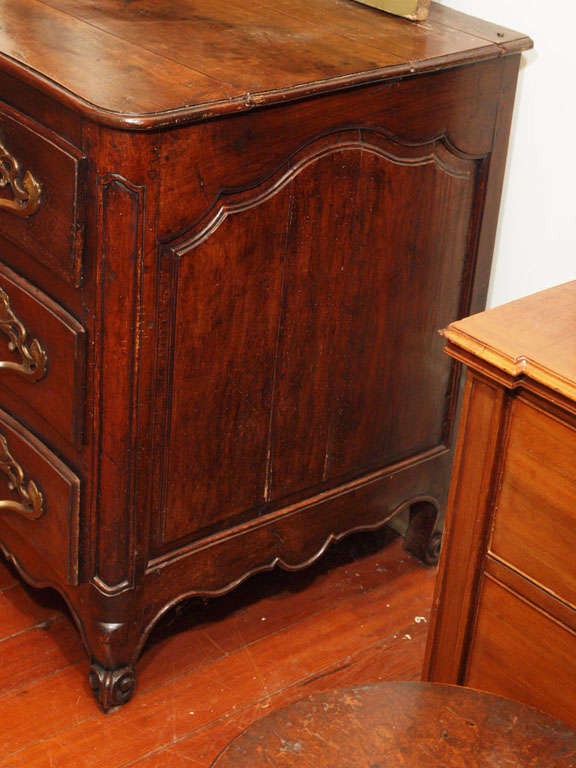 18th Century Walnut Bordeaux Commode For Sale 3