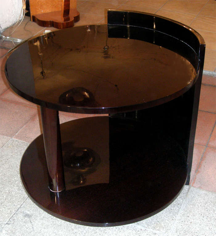 1920s modernist guéridon in rosewood, with two round surfaces. Has been re-varnished.