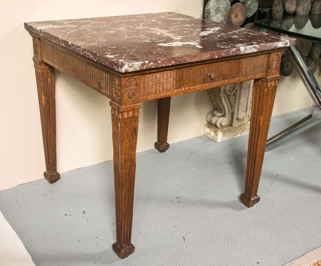 Italienischer quadratischer Tisch aus Nussbaumholz mit kannelierter Schürze und Bein und Siena-Marmorplatte im Angebot 5