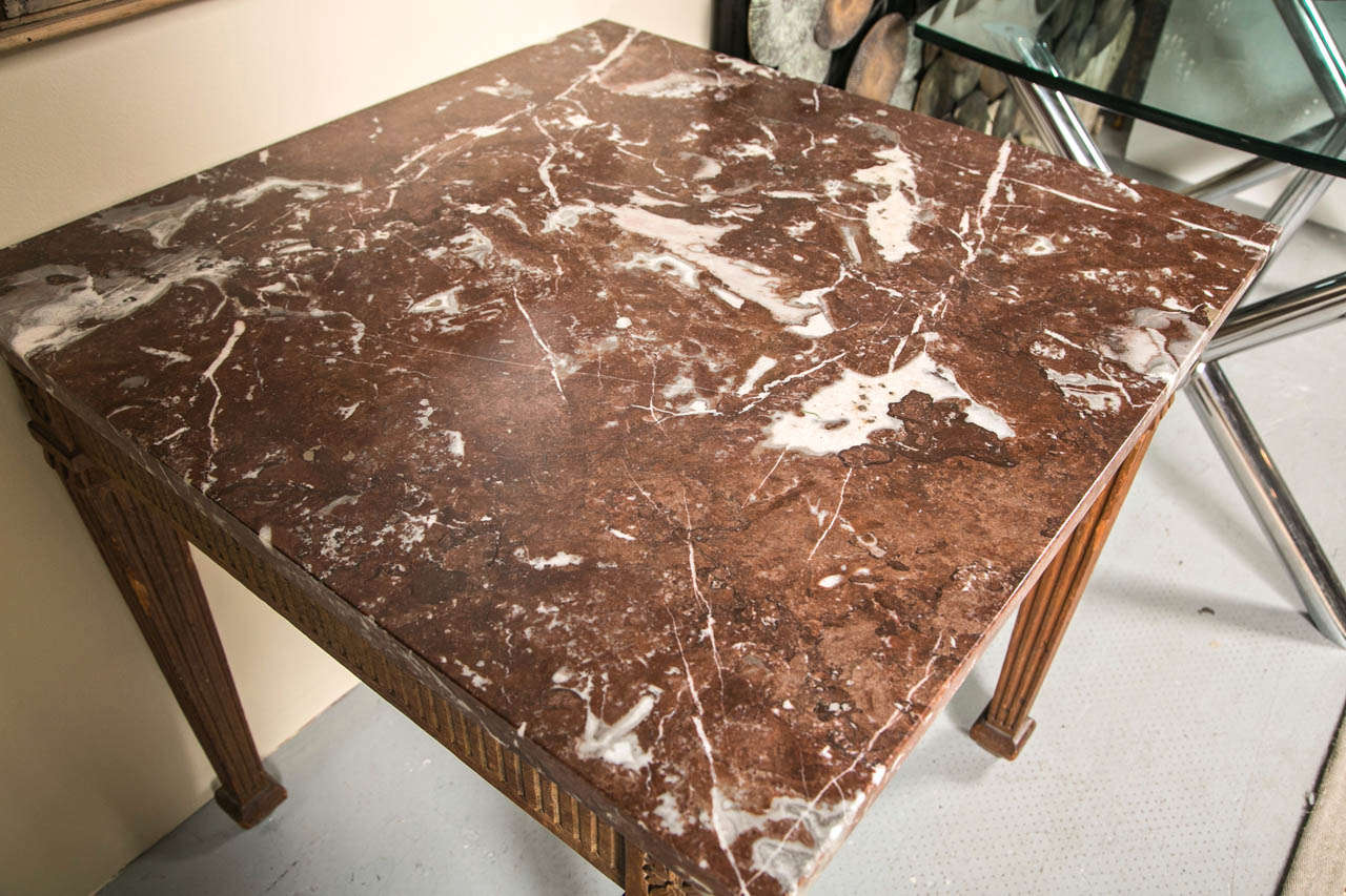 Italienischer quadratischer Tisch aus Nussbaumholz mit kannelierter Schürze und Bein und Siena-Marmorplatte (19. Jahrhundert) im Angebot