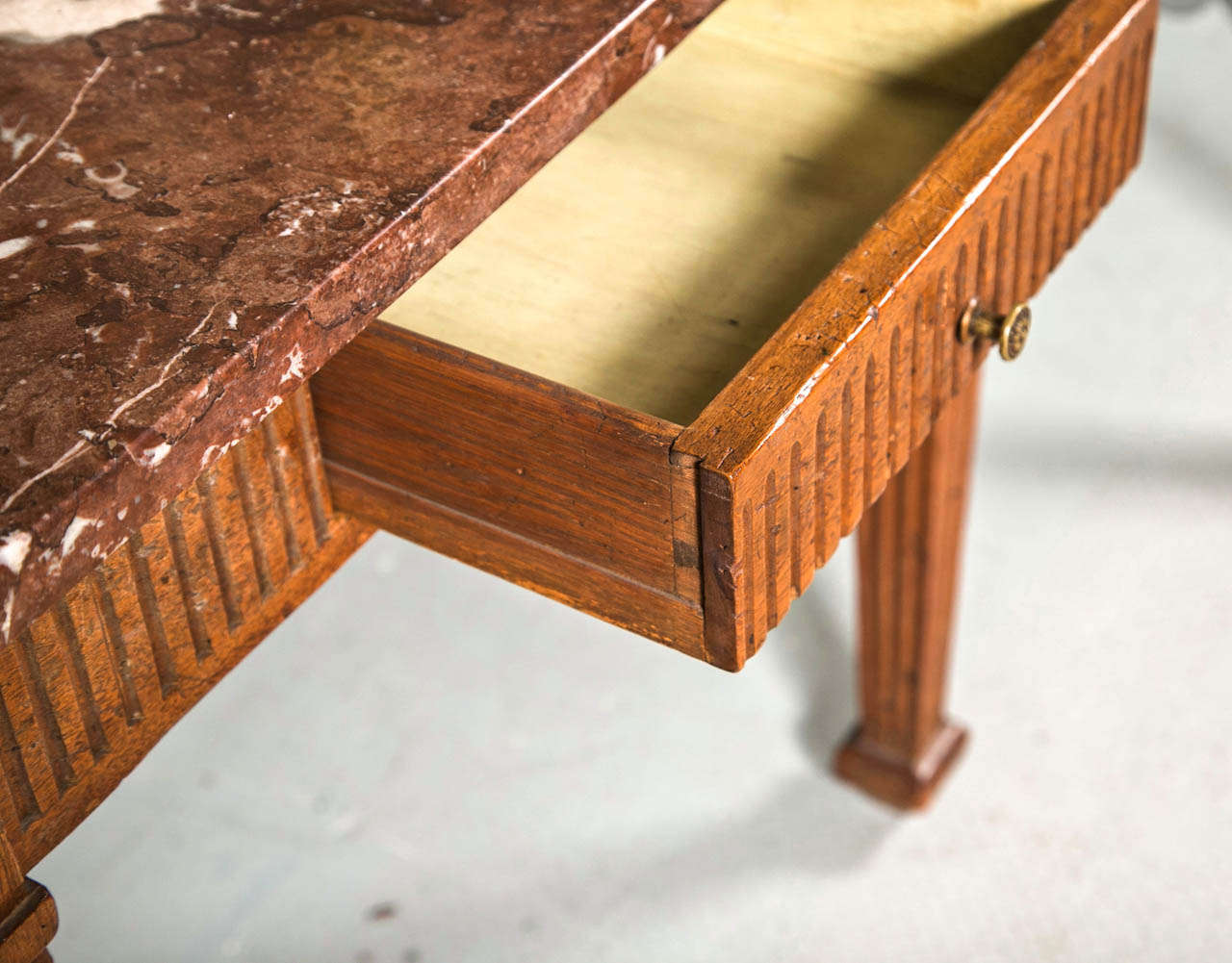 Italienischer quadratischer Tisch aus Nussbaumholz mit kannelierter Schürze und Bein und Siena-Marmorplatte im Angebot 4
