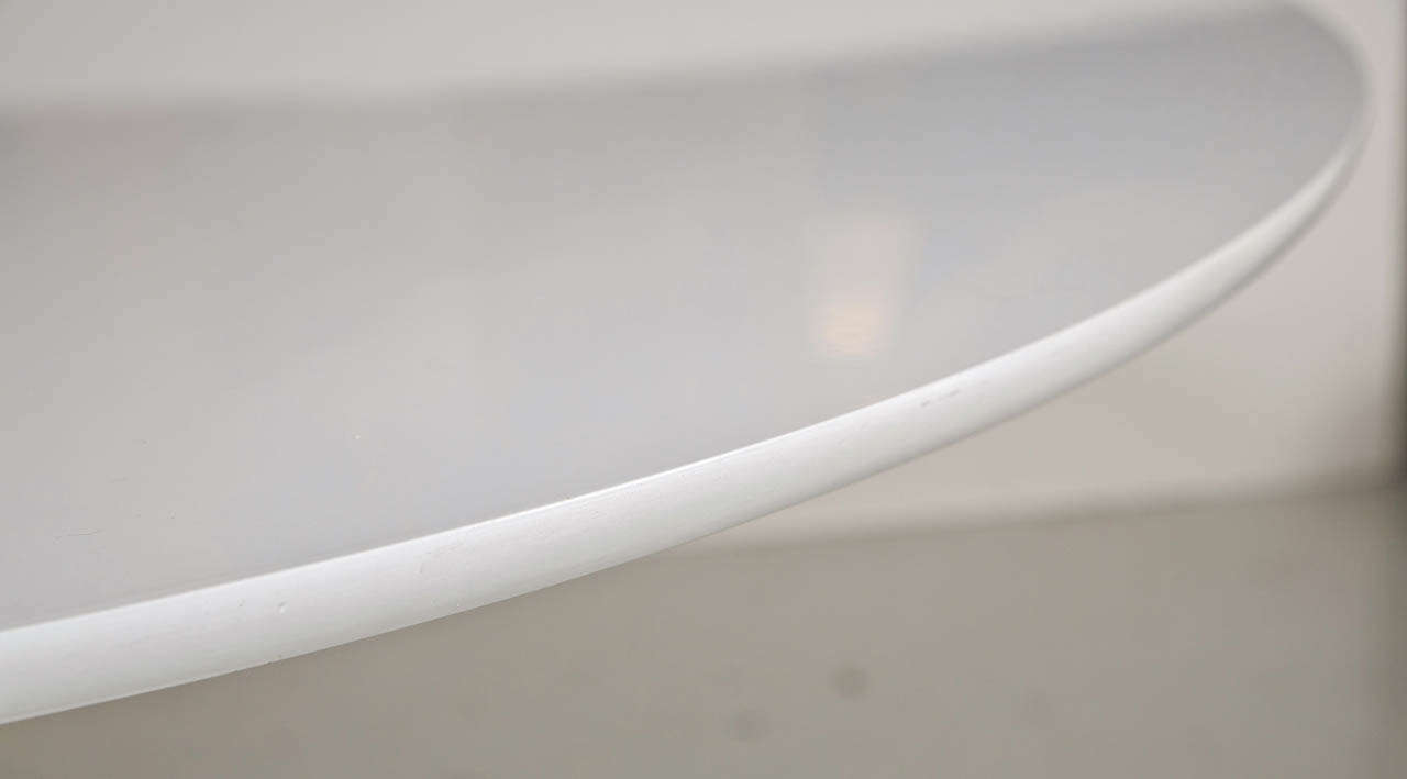 Guéridon blanc du milieu du siècle dernier d'Eero Saarinen 1
