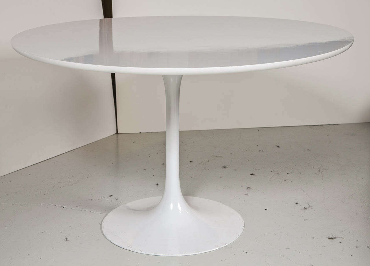 Eero Saarinen Mid-Century White Pedestal Table In Good Condition In Stamford, CT