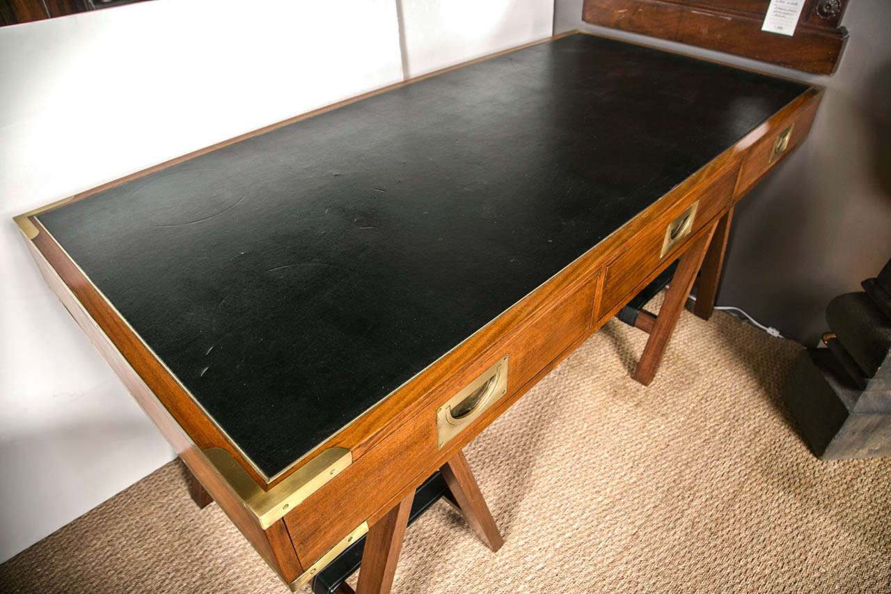 1960's Paduck Holz Campaign Schreibtisch mit Messing Hardware und Leder Top (Britisch)
