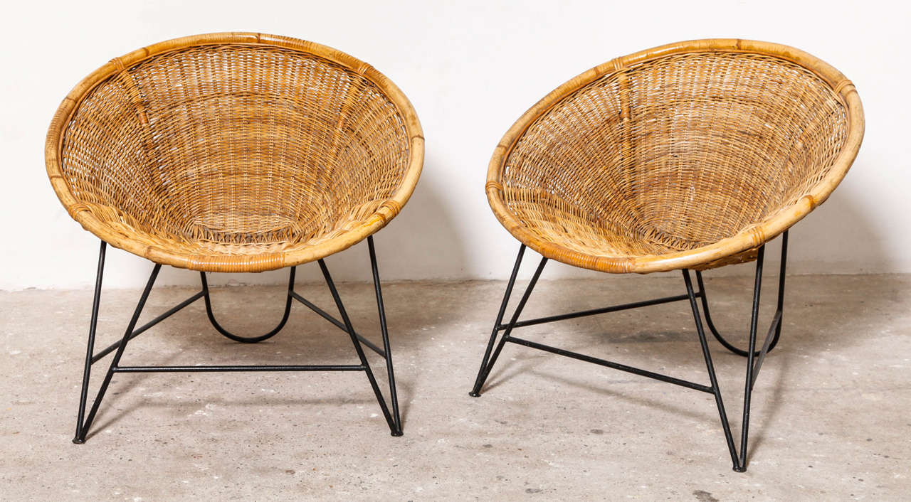 Couple of basket wicker easy chairs, 1950s, steel tubing hair pin legs, painted black. Measures: Height 80 cm, width 65 cm, depth 65 cm, seat height 40 cm.
The chairs are in very good original condition.