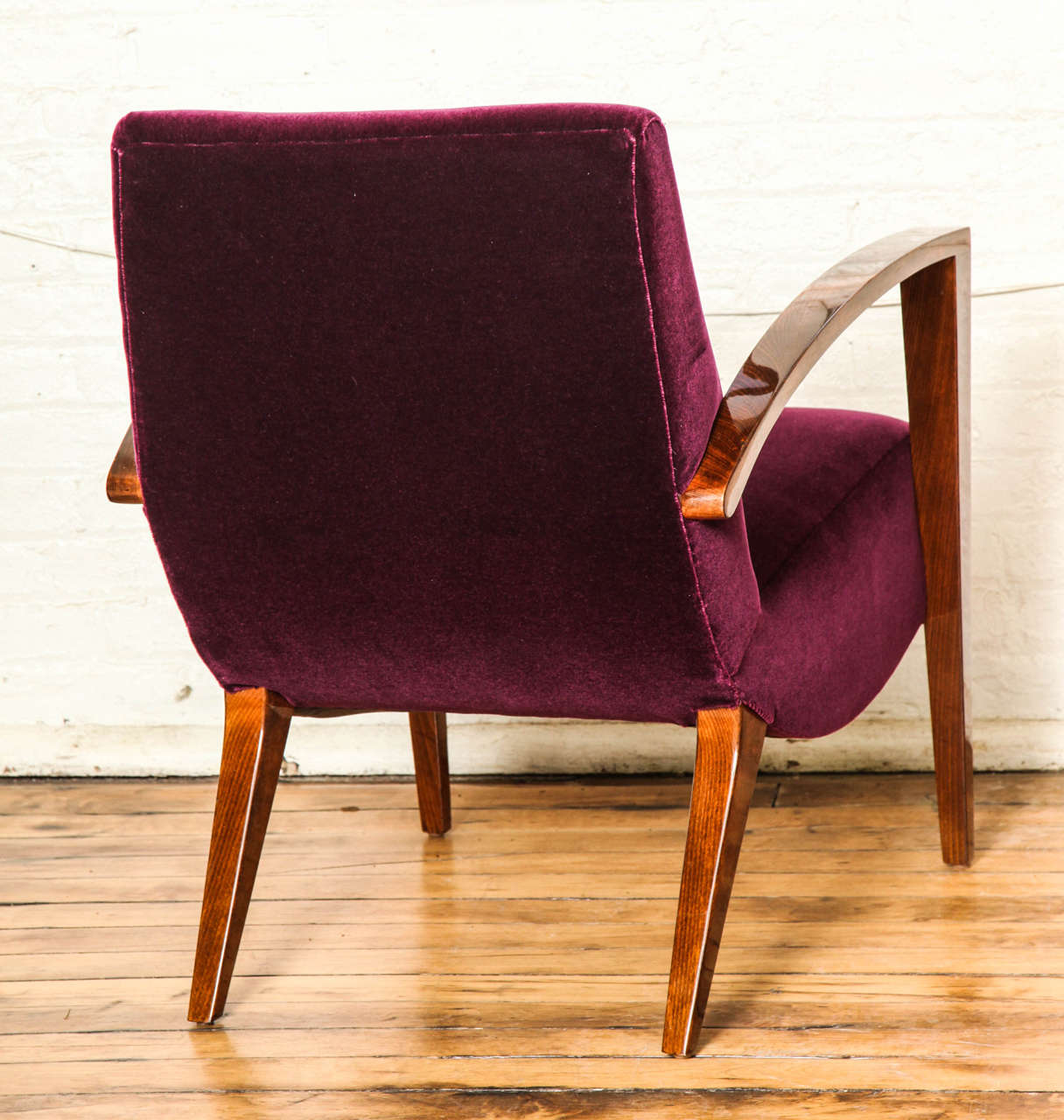 Chic Mid-Century Modern Pair of Armchairs For Sale 3