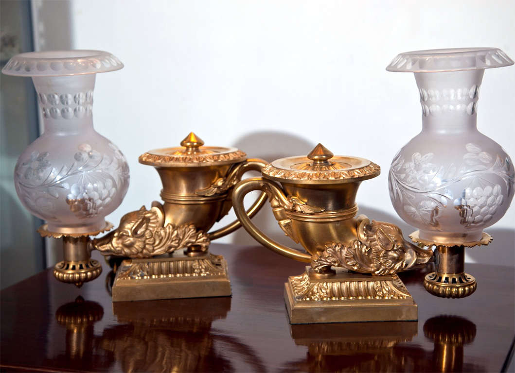Ein Paar Regency-Lampen aus Bronze mit Rapsöl und geschliffenen und mattierten Glasschirmen.  Signiert auf der Unterseite von Thomas Messenger.