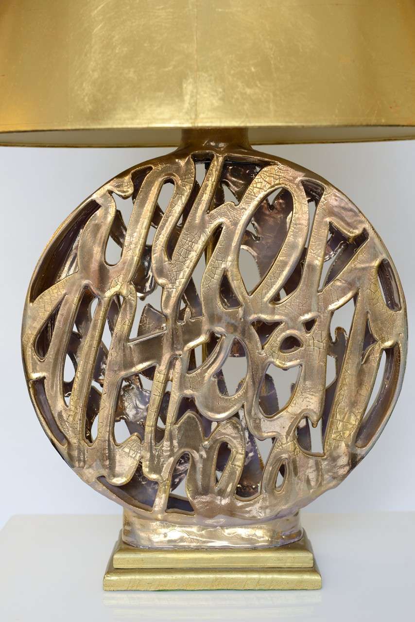 Français Lampe vintage en céramique dorée de style Hollywood Regency en vente
