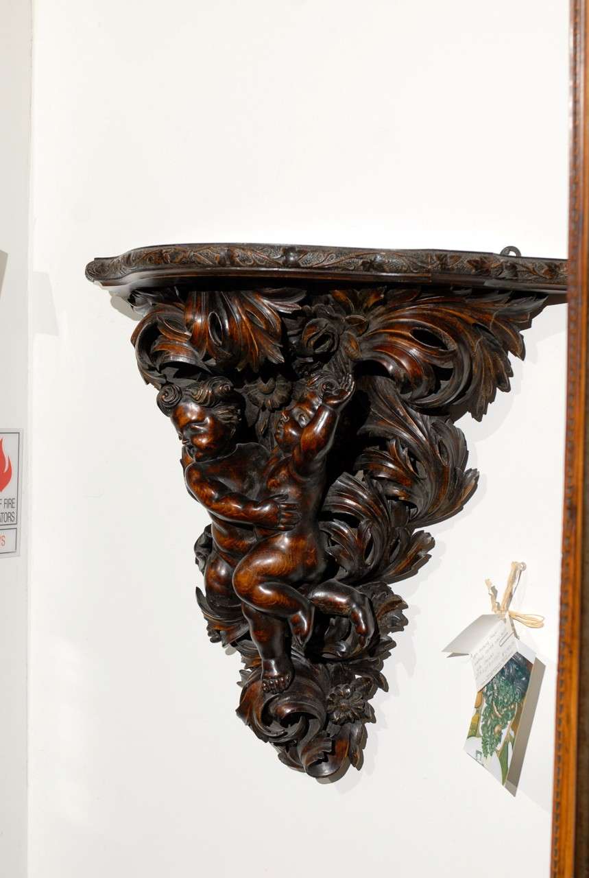 Français Support de style baroque français en noyer sculpté à la main avec putti et feuillage, années 1800 en vente