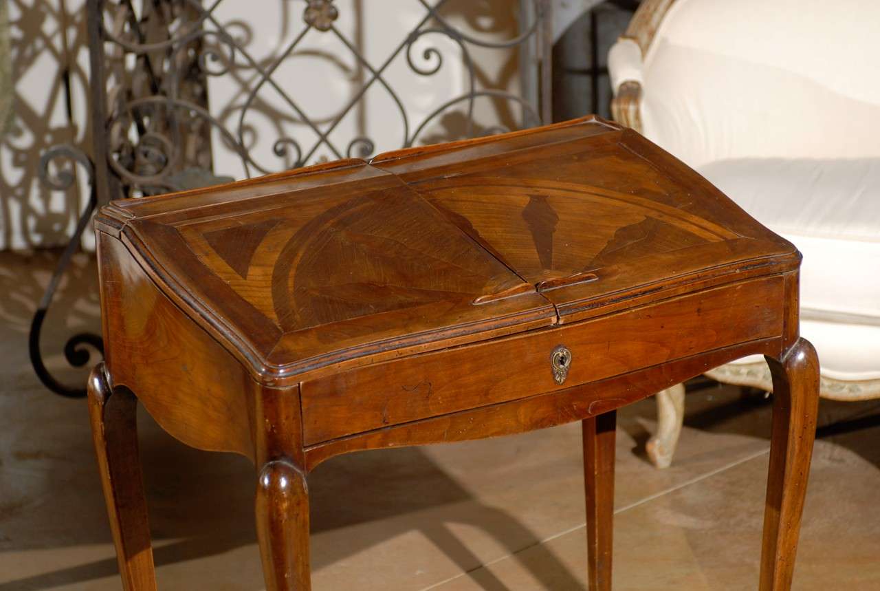 Schreibtisch im französischen Louis-XV-Stil aus Nussbaumholz mit schräger Vorderseite, gestempelt, um 1810 (Walnuss) im Angebot