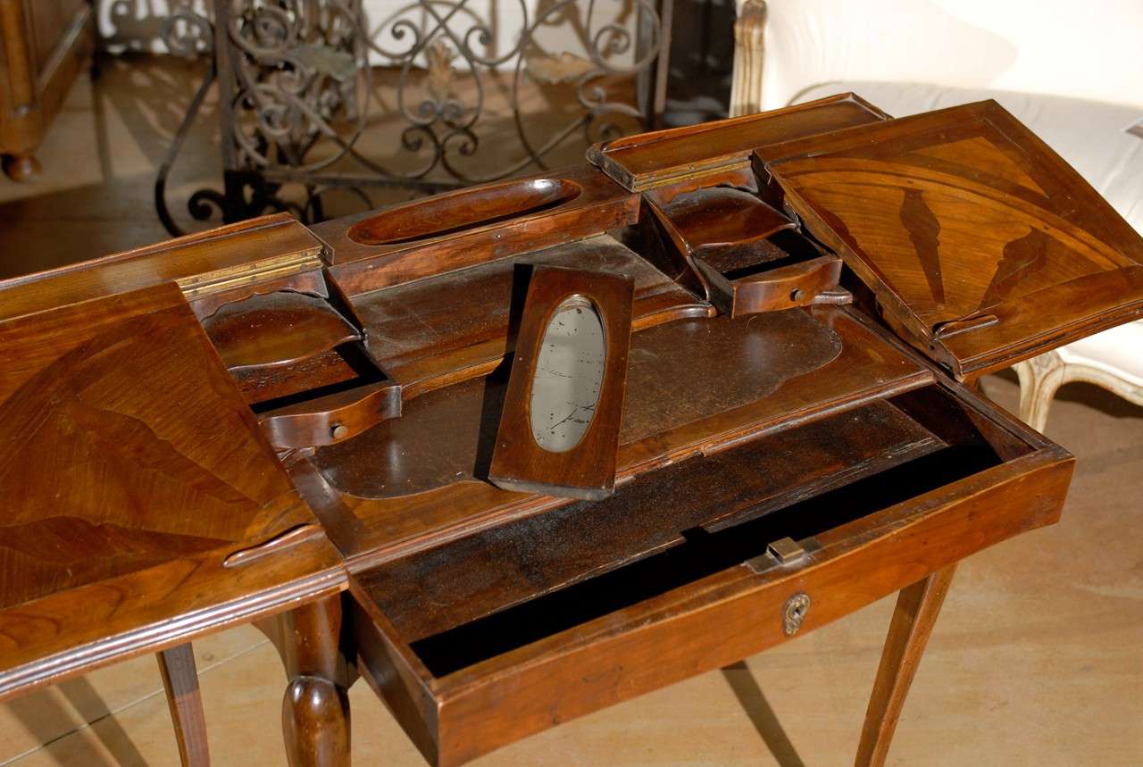 Schreibtisch im französischen Louis-XV-Stil aus Nussbaumholz mit schräger Vorderseite, gestempelt, um 1810 (Französisch) im Angebot