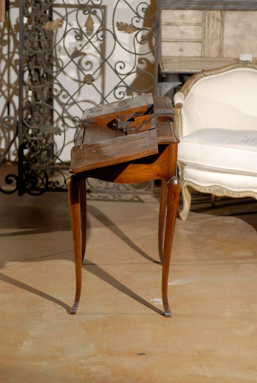 Schreibtisch im französischen Louis-XV-Stil aus Nussbaumholz mit schräger Vorderseite, gestempelt, um 1810 im Zustand „Gut“ im Angebot in Atlanta, GA