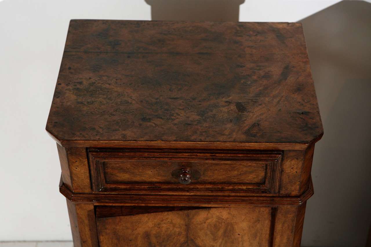 Pair of Antique Walnut Nightstands In Good Condition In Los Angeles, CA