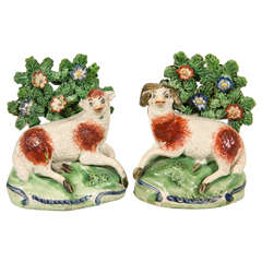 Paire de figurines de moutons en poterie de Staffordshire