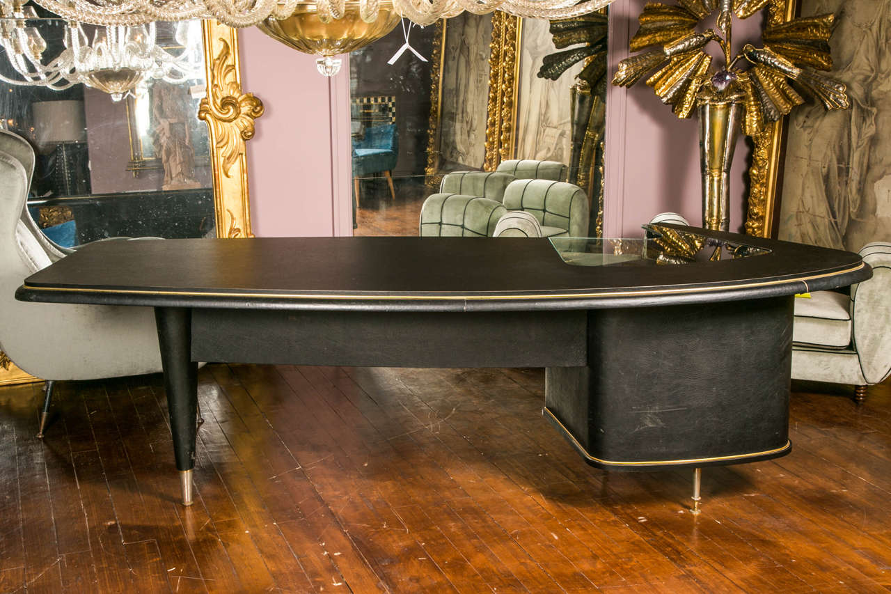 Elegant Mid-Century Desk with Three Legs and Laminate Top 2