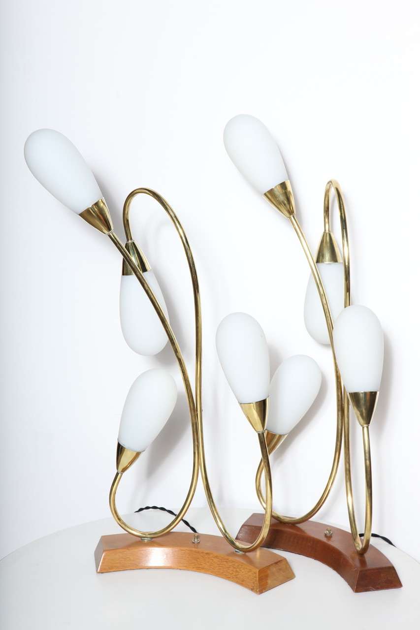 Art nouveau Paire de lampes incurvées en acajou et laiton avec quatre abat-jour en verre blanc en forme de goutte d'eau en vente