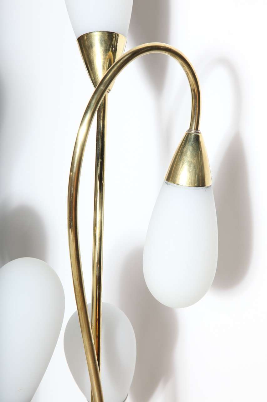 Milieu du XXe siècle Paire de lampes incurvées en acajou et laiton avec quatre abat-jour en verre blanc en forme de goutte d'eau en vente