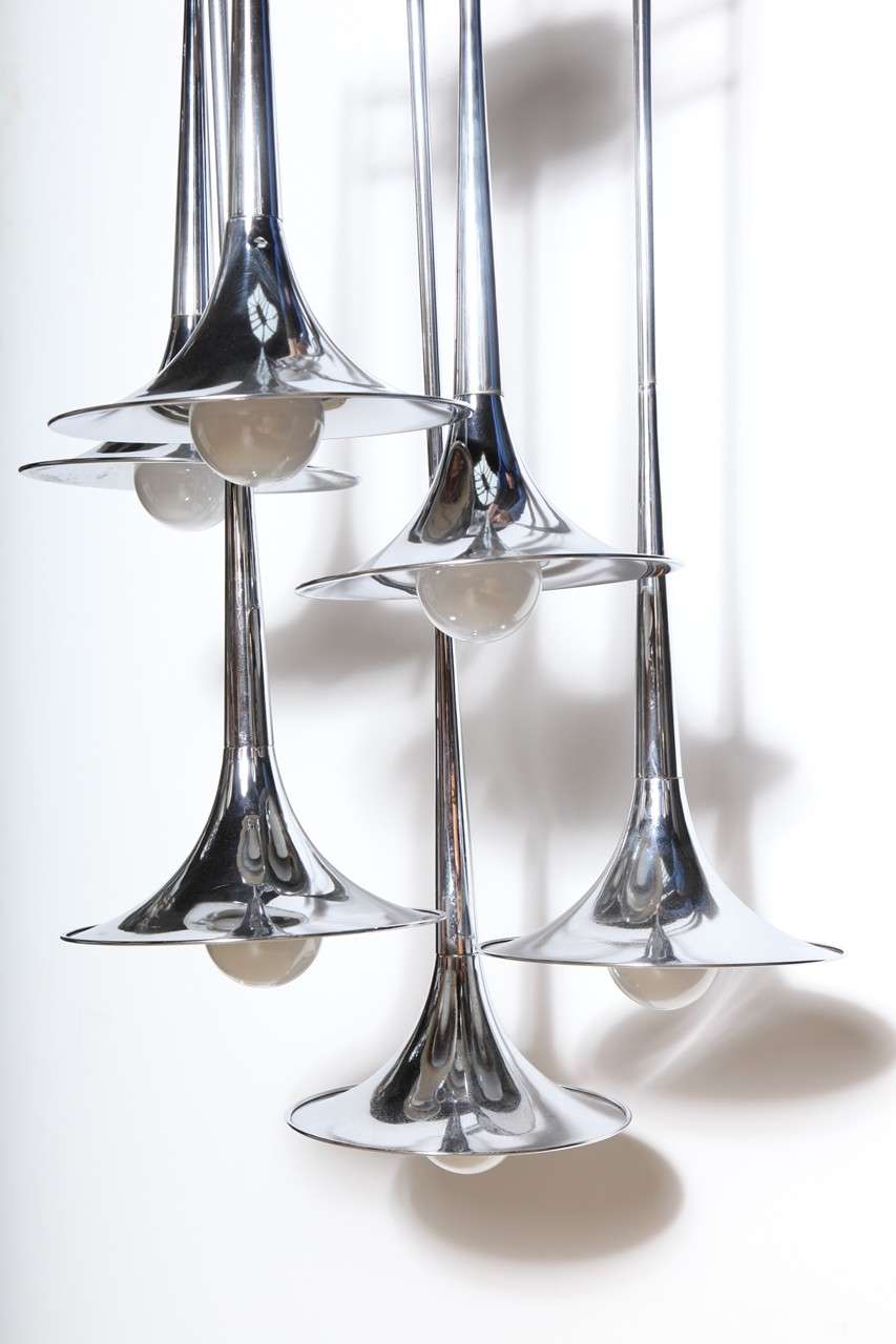 Reggiani Italien Gestufte Chrom-Pendelleuchte „Horn“ mit sechs Armen, 1970er Jahre (Moderne) im Angebot