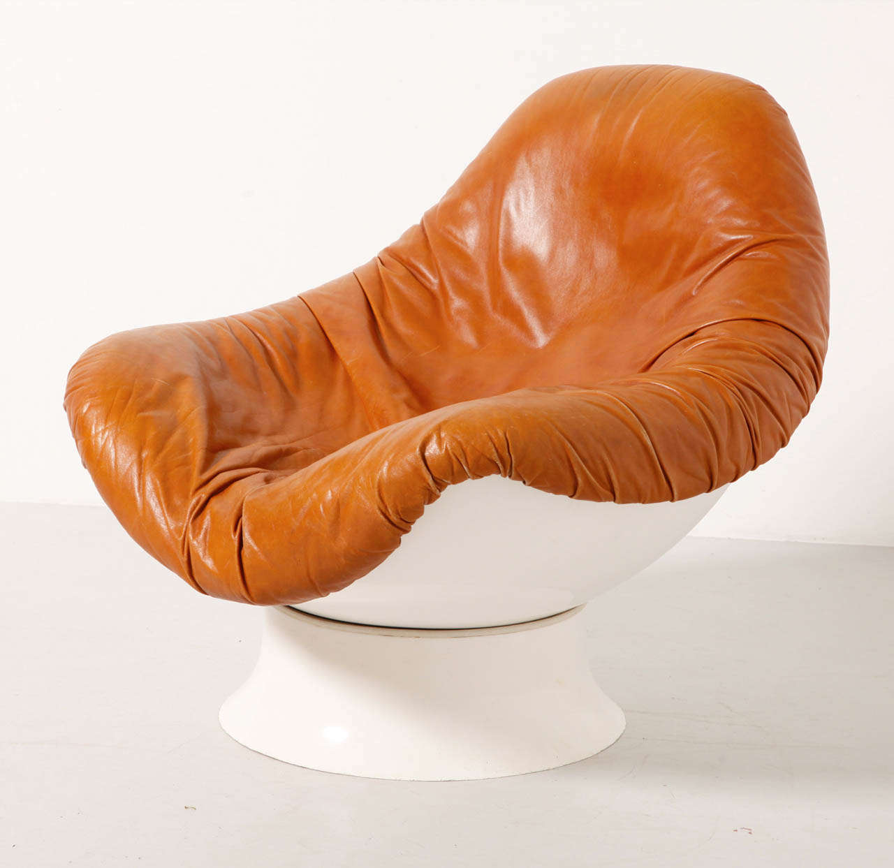 The Rodica chair is designed by Mario Brunu for Comfort in 1968, this lounge armchair is made from fiberglass. The upper shell pivots around a fixed base to achieve various sitting positions. Rodica is upholstered with a removable cover made out