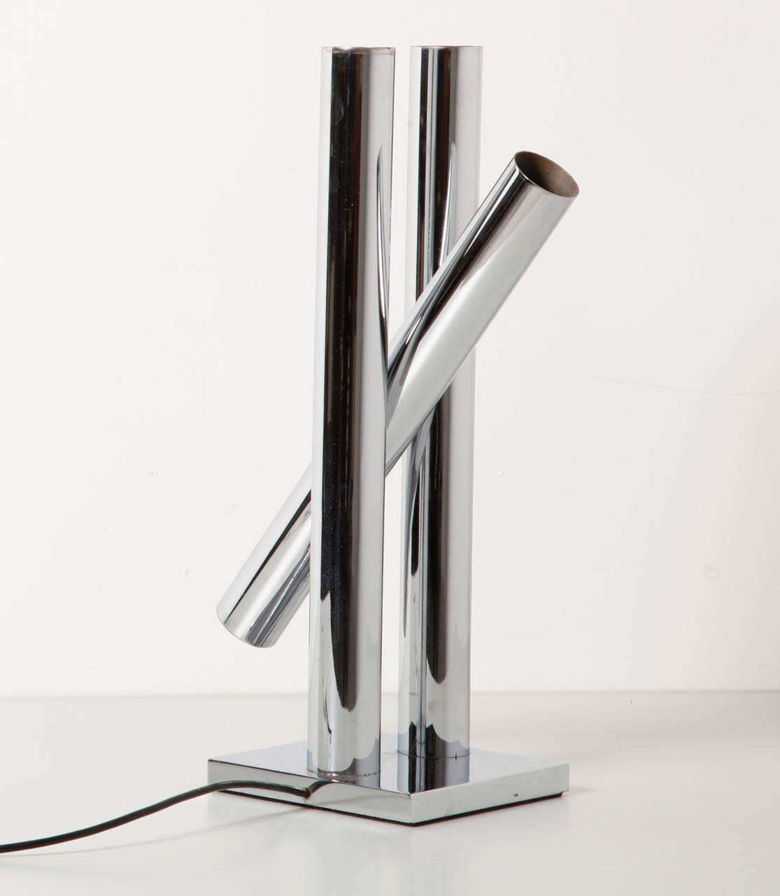 A chromed table lamp with 3 cylinders including 1 adjustable cylinder with 2 bulbs,total 4 bulbs.