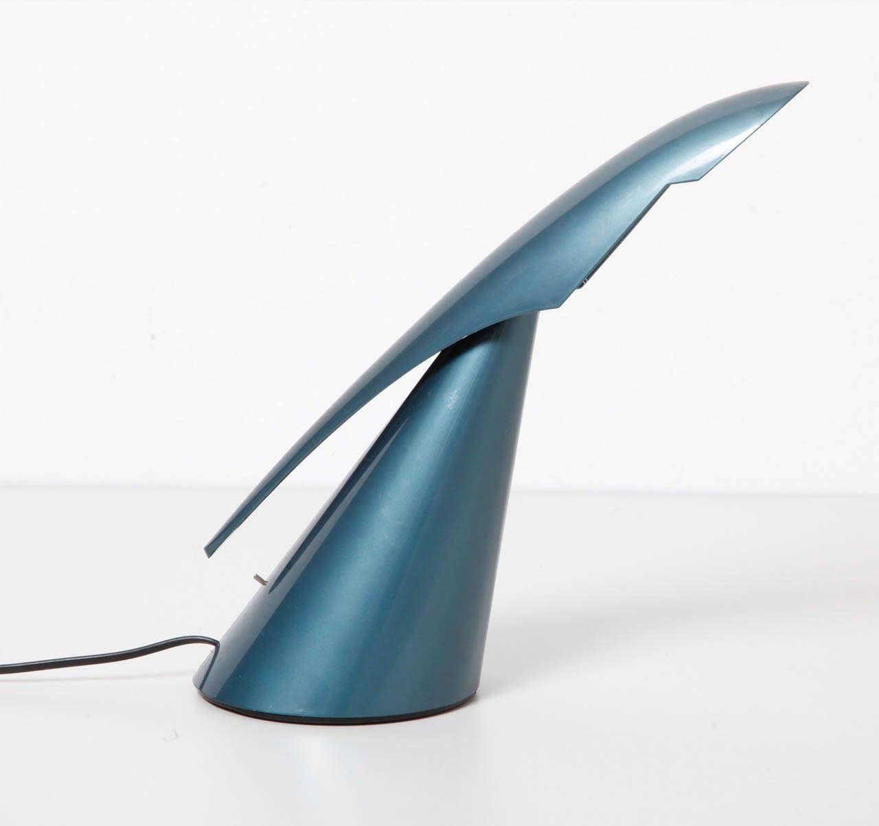 ClassiCon Ran shows a symbiosis from geometric and organic forms. 
The reflector with halogen can be moved in every direction. 
The foot houses with the dimmer makes it very stabile.