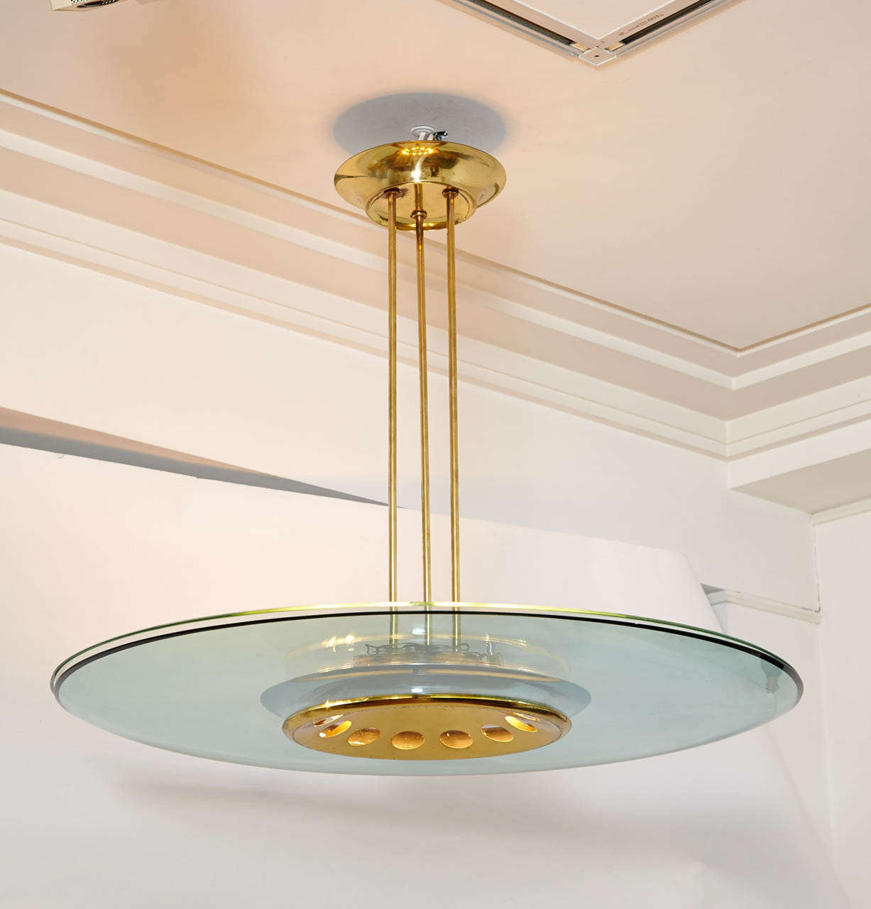 Beautiful glass and gilt brass chandelier by Max INGRAND for FONTANA ARTE, Italy, circa 1955.
With a wide double glass circle, 12 lights and three rods structure with upper pavilion.
Ref : Modèle similaire in P.E.Martin-Vivier, Max Ingrand, du