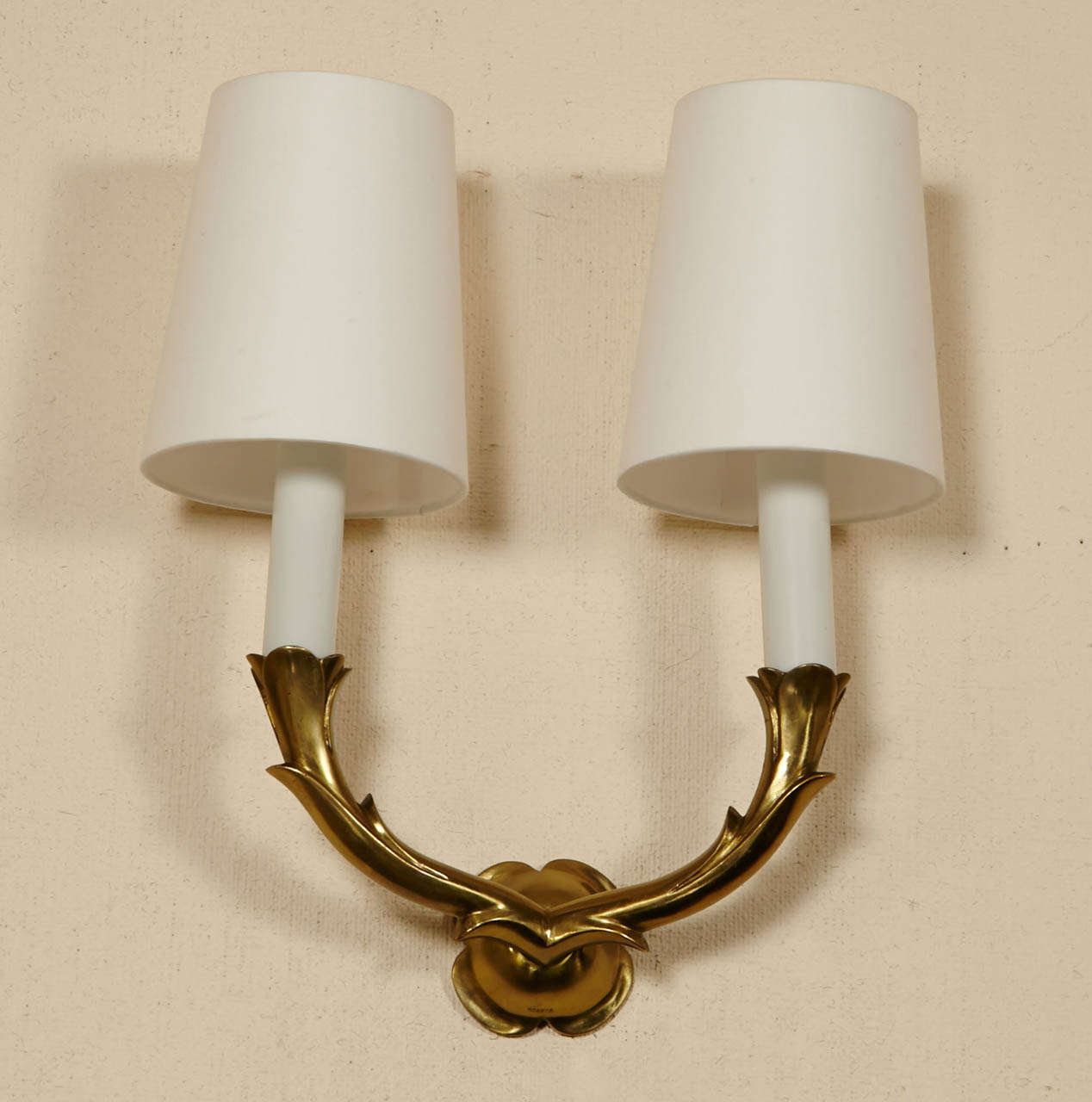 Pair of gilt polished bronze wall sconces, by Riccardo  SCARPA, Italie, 1950’s.
With two arms and flower base. White opaline shafts and fabric shades.
Signed on base. 
Bronze height 13 x width 22 x depth 8 cm (5 x 8.7 x 3.2 inches).

Our