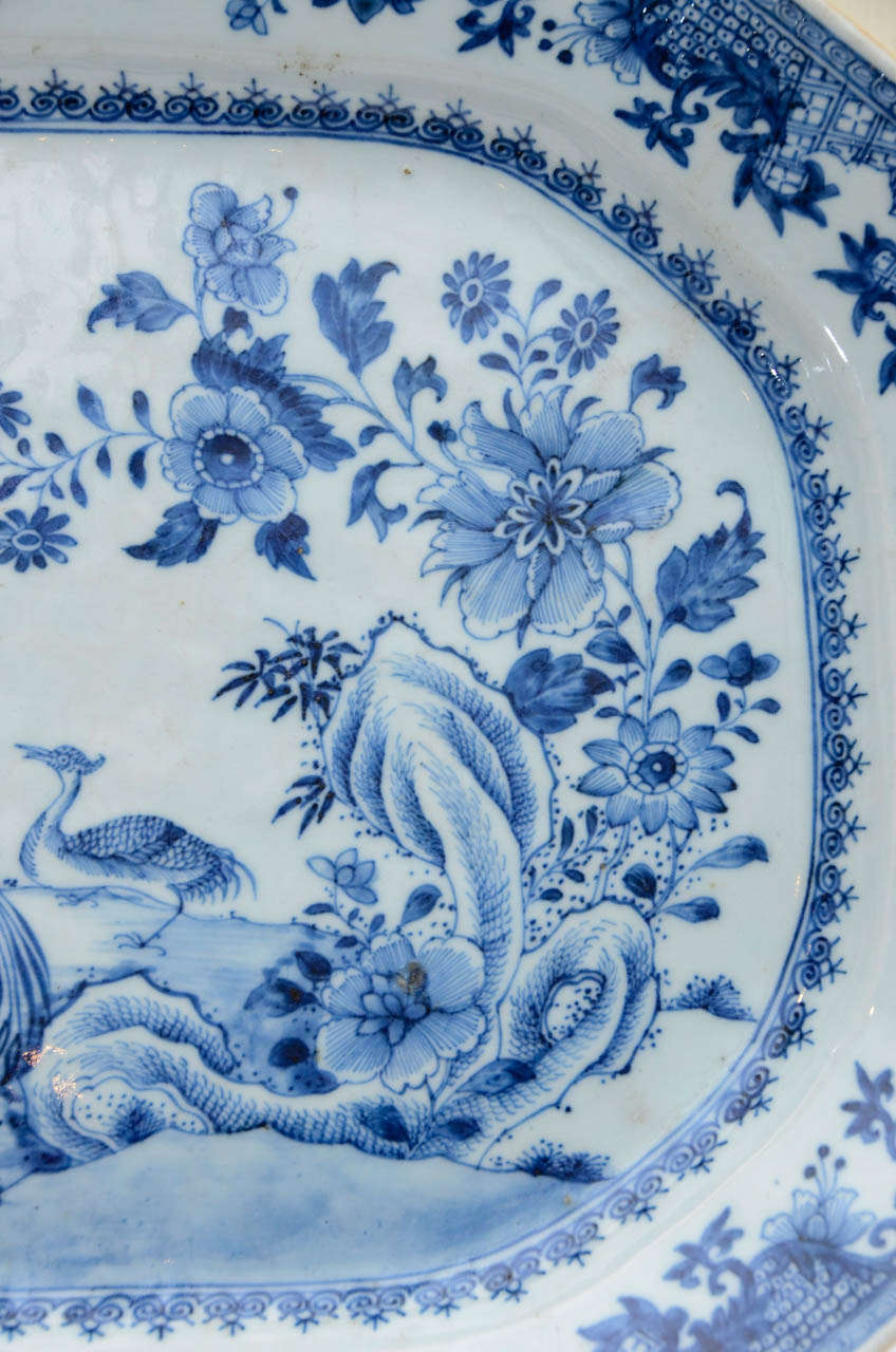 18th Century Chinese Octogonal Plate in Enameled Porcelain 1