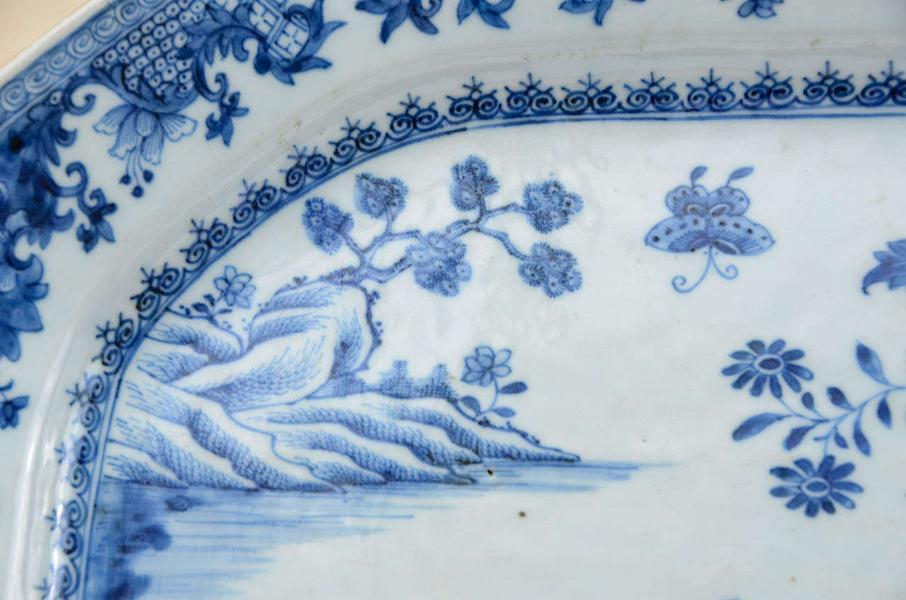 18th Century Chinese Octogonal Plate in Enameled Porcelain 2