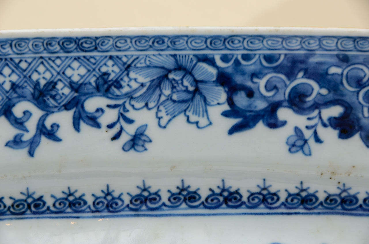 18th Century Chinese Octogonal Plate in Enameled Porcelain 5