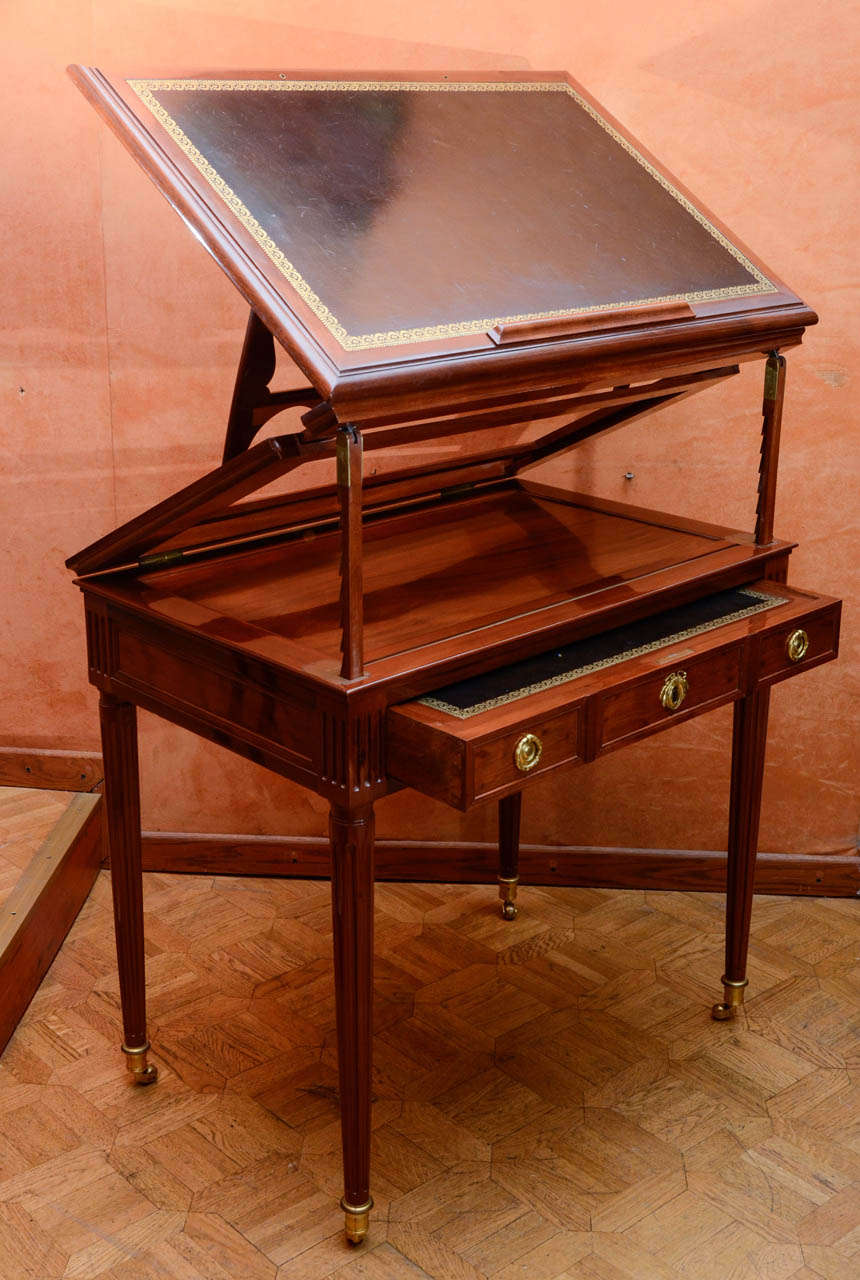 The sliding elevating superstructure with double ratcheted adjustable slope,
book ledge and inset leather panel containing a frieze drawer above tapering fluted legs with ormoulu caps.

Signed : RATIE , Jean-Frédéric Ratié  Maitre à Paris en 1783.