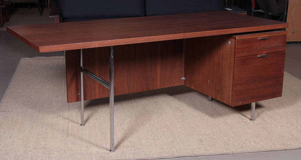 Single pedestal desk by George Nelson, mfg. Herman Miller.
1964 Edition. Model No: 64800-2 ( Executive Office Group)