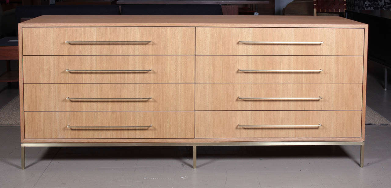 Commode double élégante de la nouvelle ligne de ReGeneration. 
Chêne blanc avec poignées et base en laiton satiné.