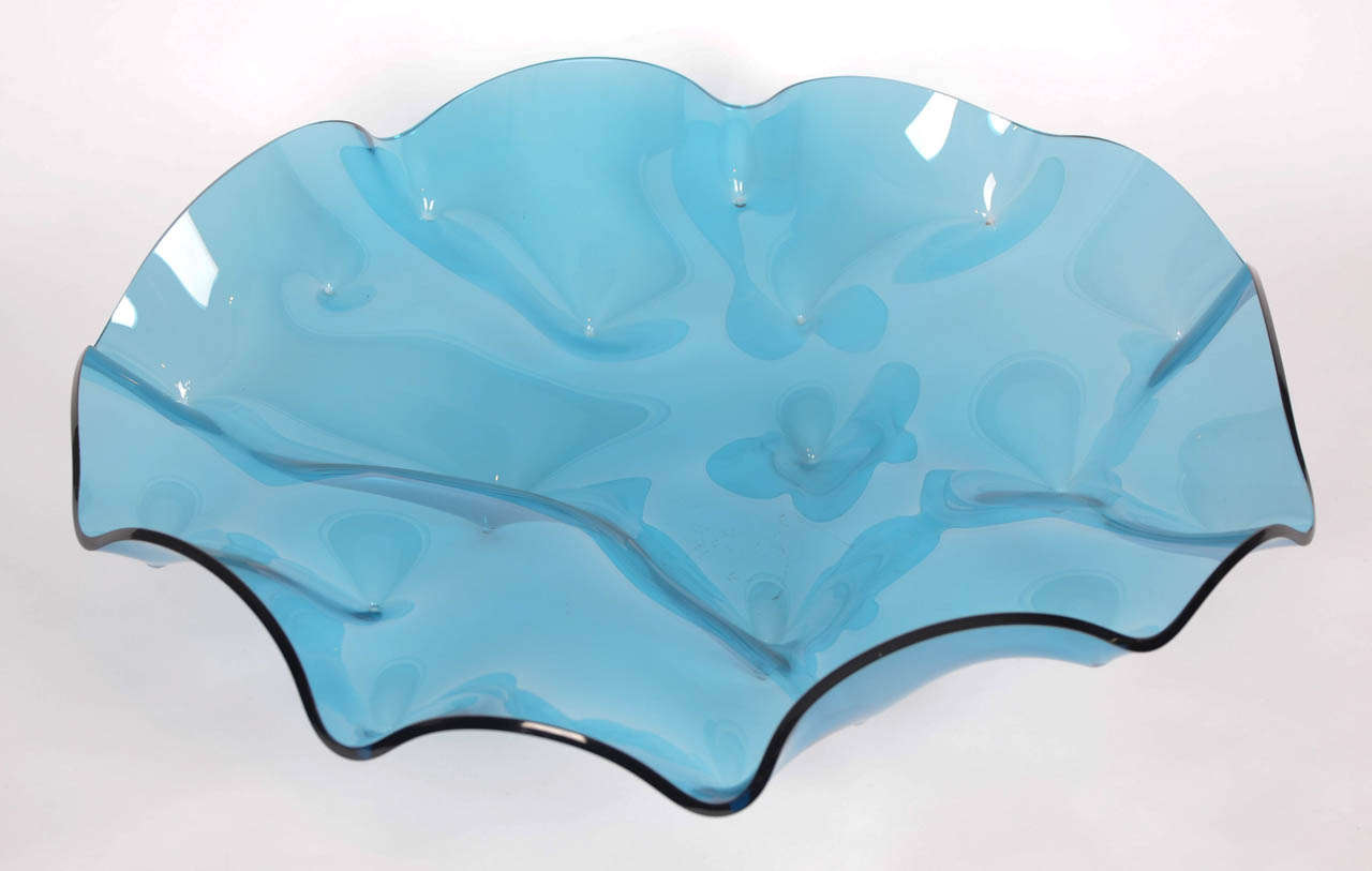 Pin Bowl in Aqua est un centre de table en verre affaissé du designer danois Tavs Jørgensen. Pendant de nombreuses années, ces bols sont restés un projet conceptuel insaisissable pour Jørgensen. Ayant finalement perfectionné sa technique